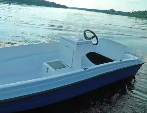Стеклопластиковая лодка Пингвин с консолью (тримаран) в Альметьевске