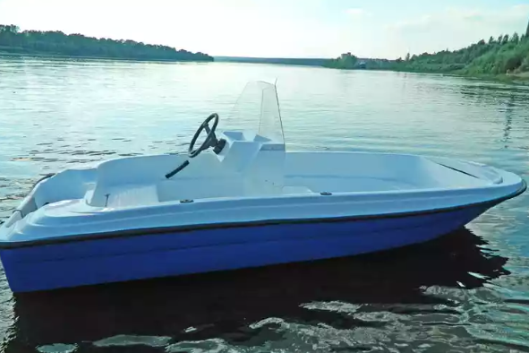 Стеклопластиковая лодка Пингвин с консолью (тримаран) в Альметьевске