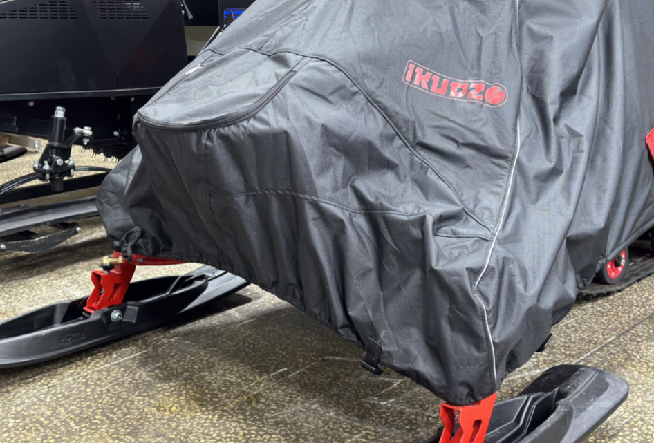 Чехол транспорт. снегохода IKUDZO HUNTER черно-красный Оксфорд ПРЕМИУМ качества с лого IKUDZO в Альметьевске